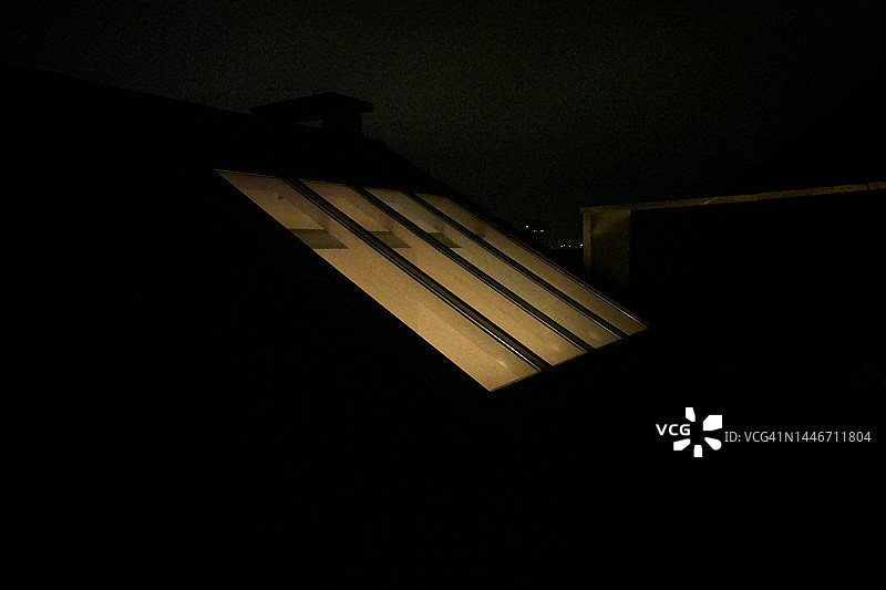夜晚的照明屋顶窗户图片素材