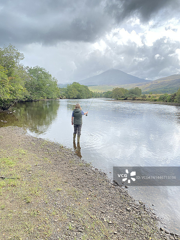 女人在苏格兰图梅尔河飞蝇钓鱼图片素材