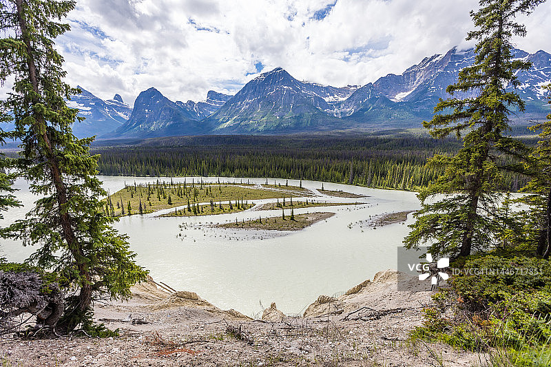 加拿大贾斯珀国家公园的阿萨巴斯卡河图片素材
