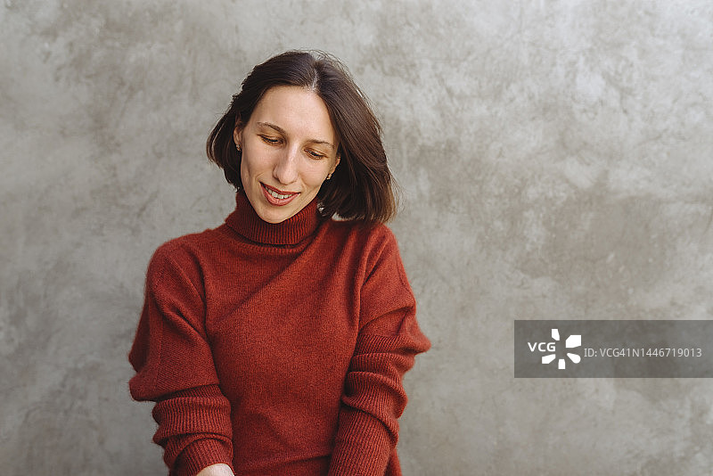 身穿红色毛衣的女孩图片素材
