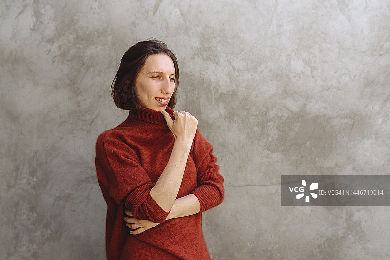 身穿红色毛衣的女孩图片素材