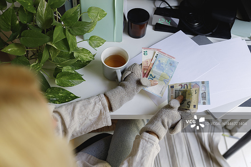 坐在桌子旁数钱的女人图片素材