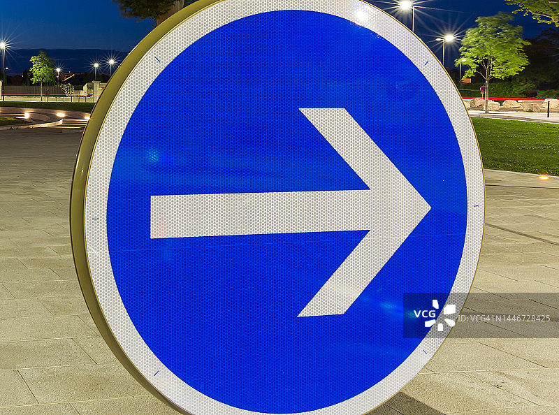 道路交通标志：右转箭头图片素材
