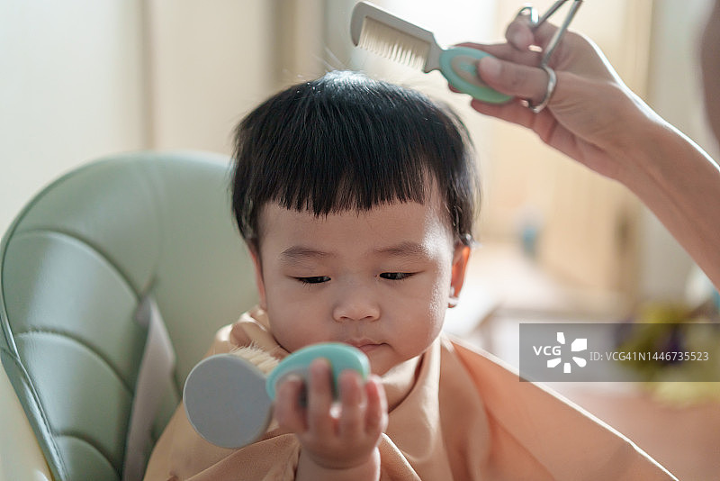 第一次理发的可爱亚洲男婴图片素材