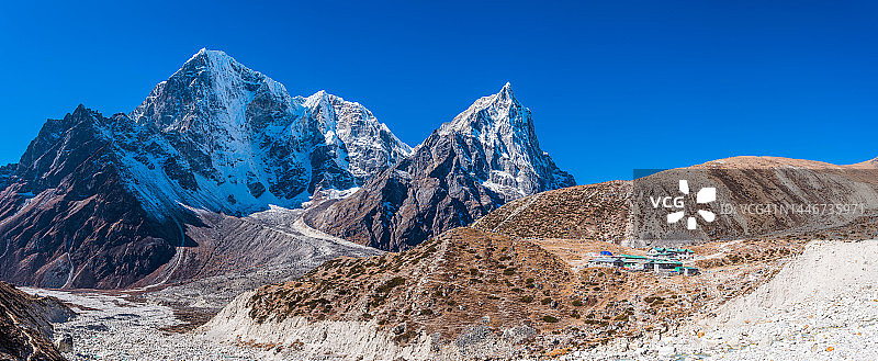 道格拉昆布冰川的茶馆，可俯瞰卓拉策阿拉坎姆策喜马拉雅山脉全景，尼泊尔图片素材