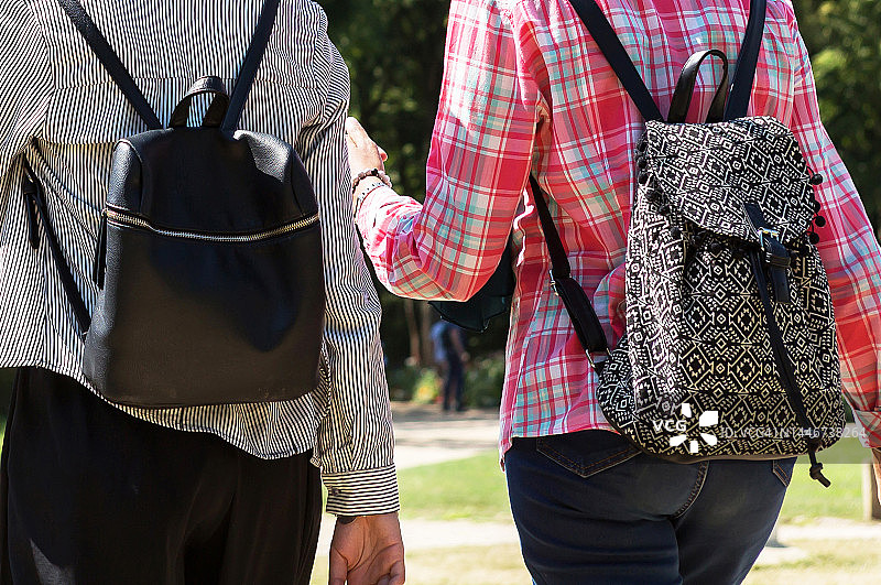 两个背着背包的女士图片素材