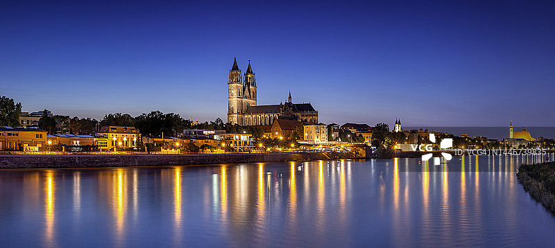 蓝色时刻的马格德堡天际线全景（德国萨克森-安哈尔特州）图片素材