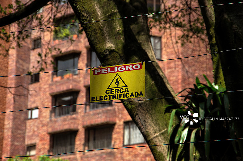 西班牙语警告标志：电网危险图片素材