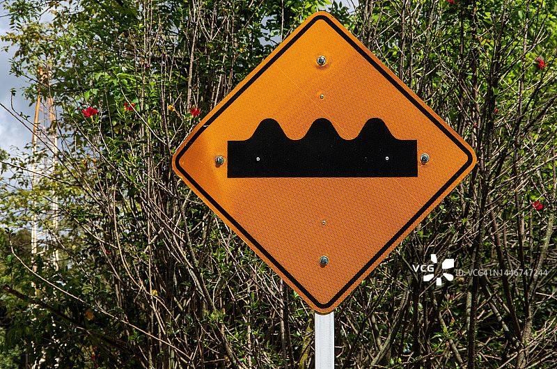 前方减速带道路警告标志图片素材