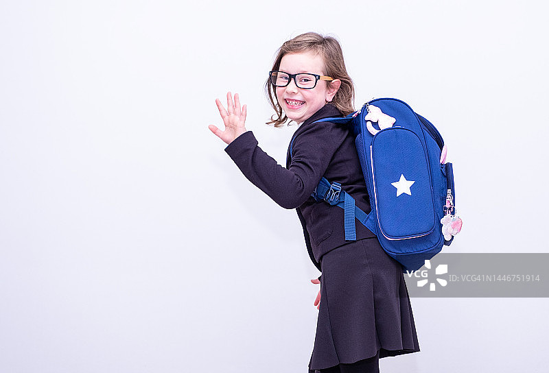 戴眼镜、背书包的7岁白人女学生图片素材