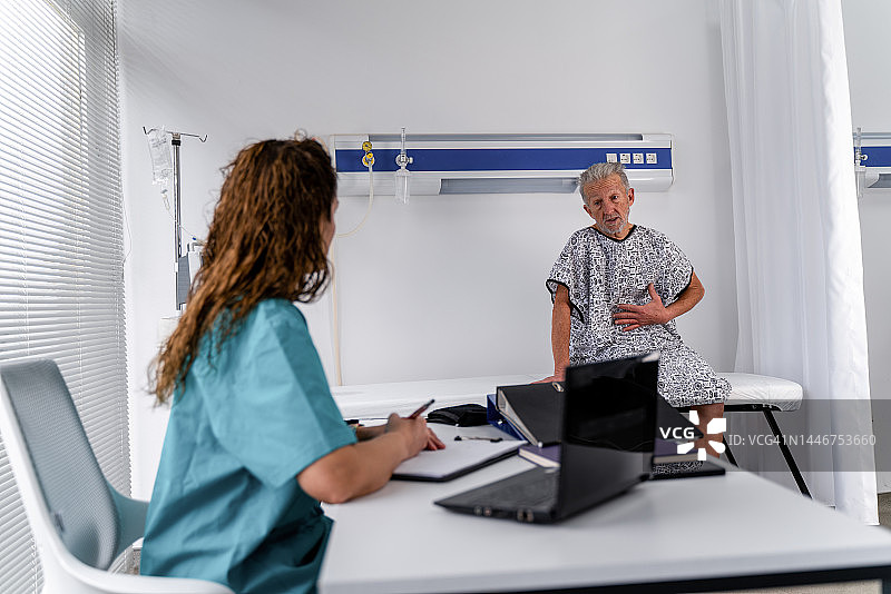护士专心倾听老年男性病人的声音图片素材