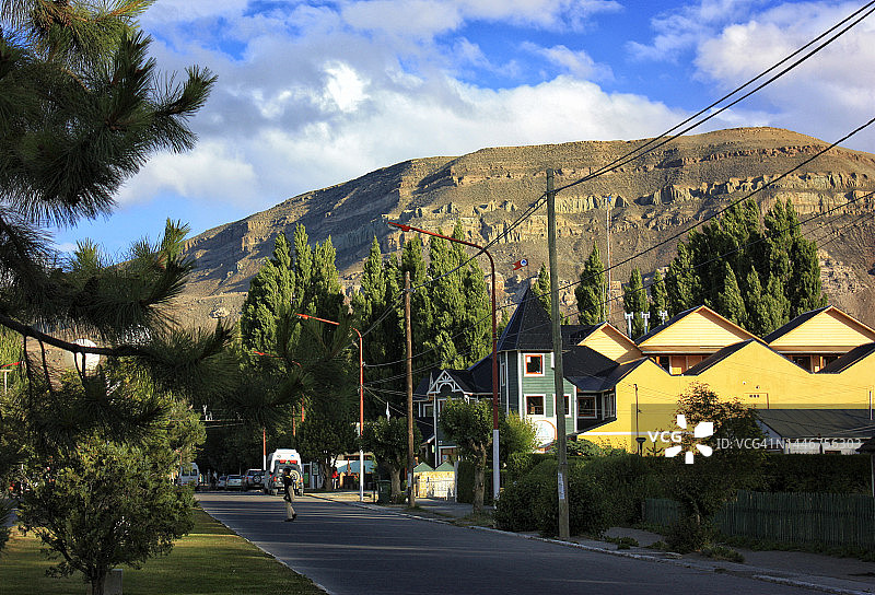 阳光明媚的卡拉法特主干道图片素材