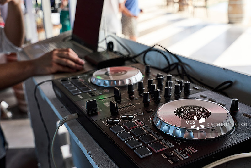 使用转盘和调音台的男人半身像。DJ准备音乐歌曲。音乐概念。水平摄影图片素材