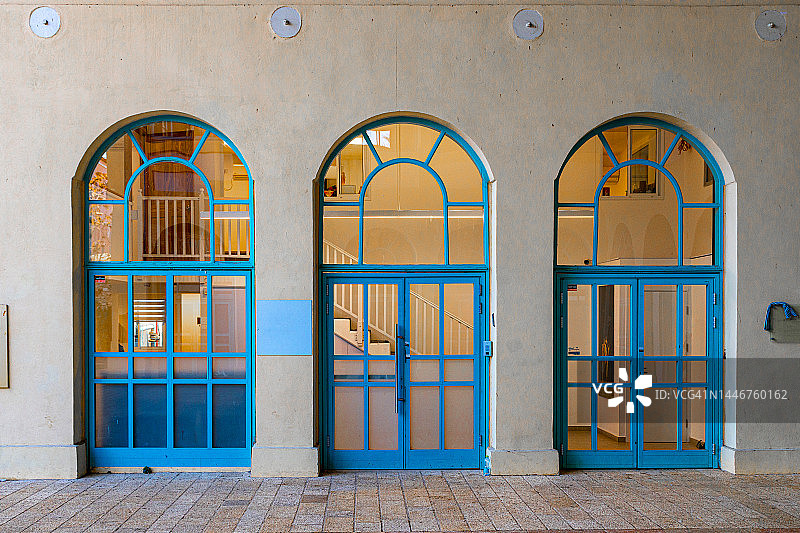 翻新公寓楼的三个蓝色拱形窗户图片素材