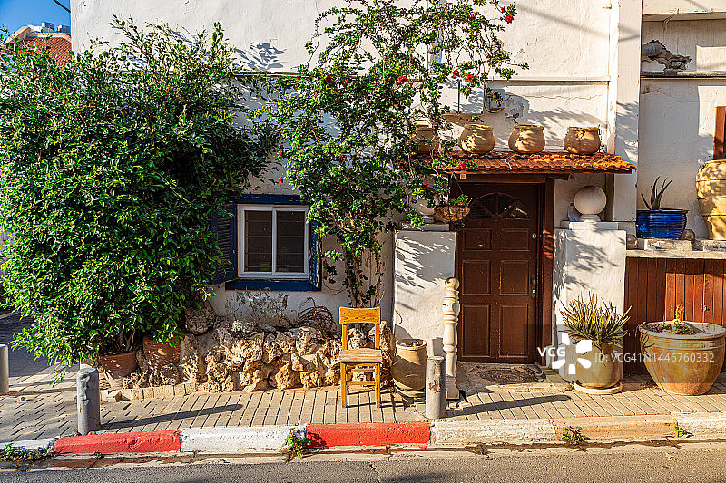 阳光明媚的地中海风格盆栽装饰联排别墅图片素材