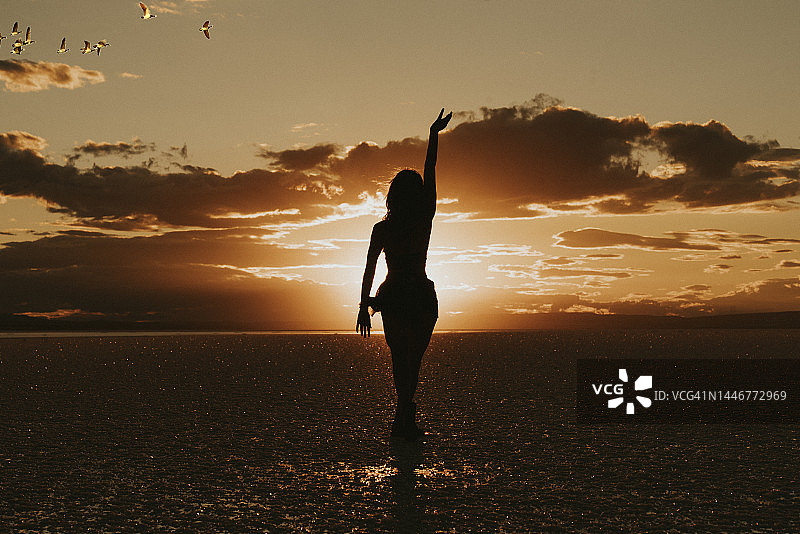 日落时跳舞的女人剪影图片素材