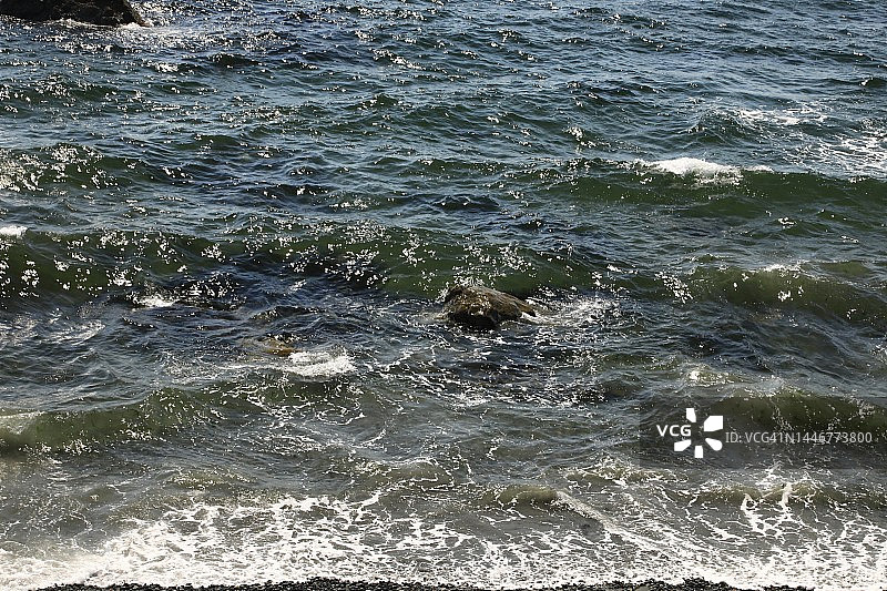 岩石海滩上的涨潮图片素材