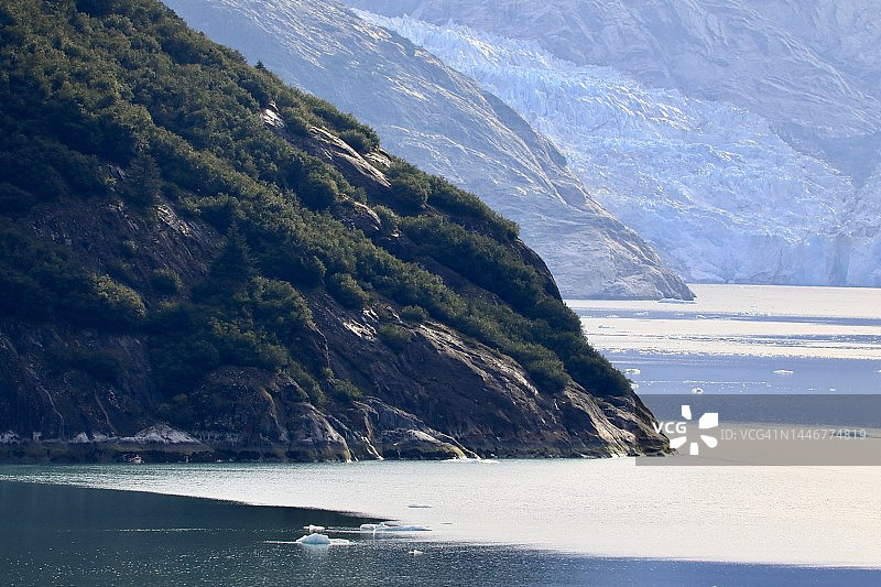 峡湾水道上的冰川远景图片素材