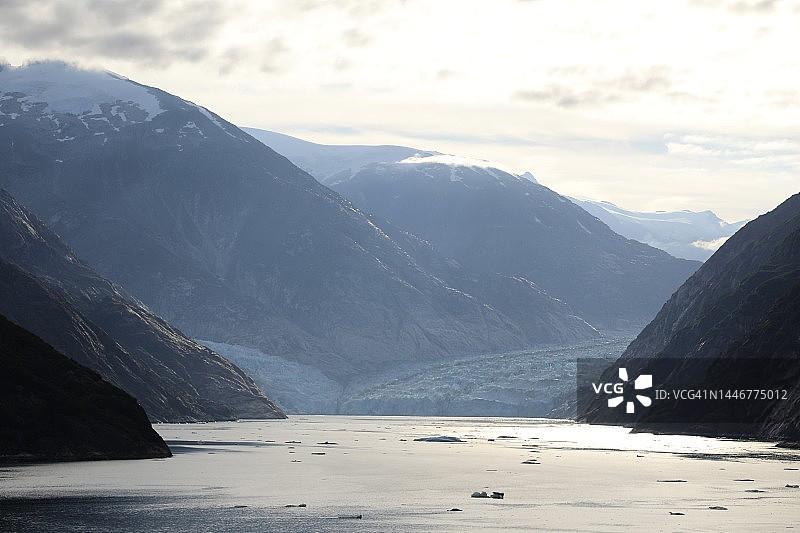 融化的冰川汇入峡湾水道图片素材
