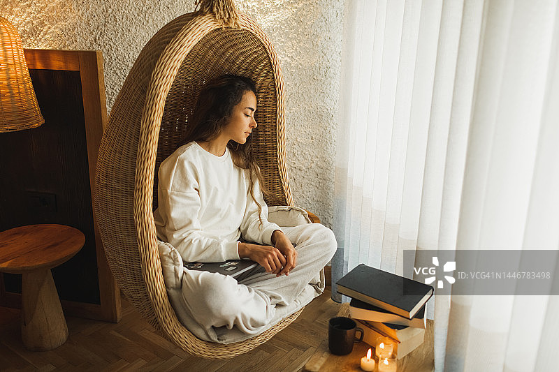 工作后在吊椅上休息的疲惫女人图片素材