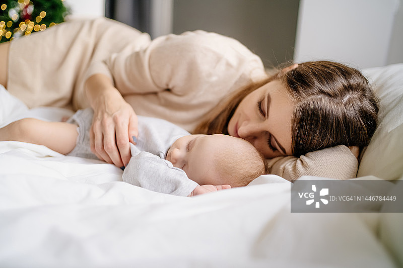 圣诞树下母子温情图片素材