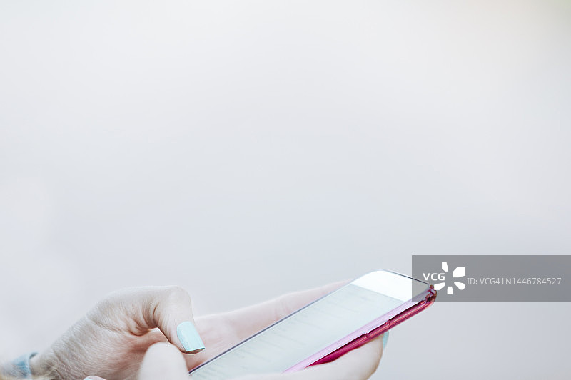 在社交网络上发短信的女人图片素材