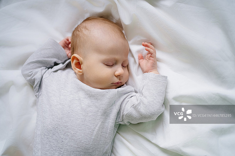 躺在摇篮里的新生婴儿俯视图片素材