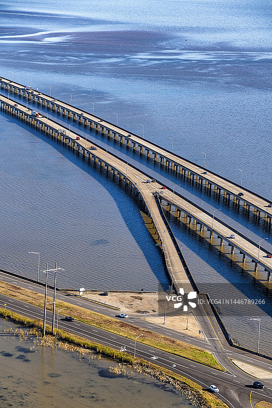 阿拉巴马州莫比尔湾上的10号州际公路图片素材