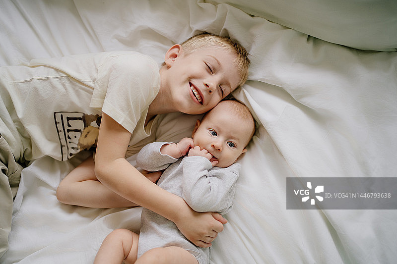 两个小兄弟在卧室里放松图片素材