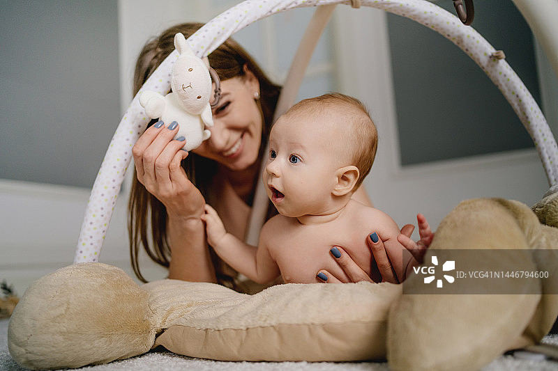 对世界充满好奇的宝宝在玩玩具图片素材