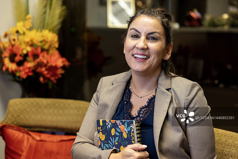 快乐女人在办公室里图片素材