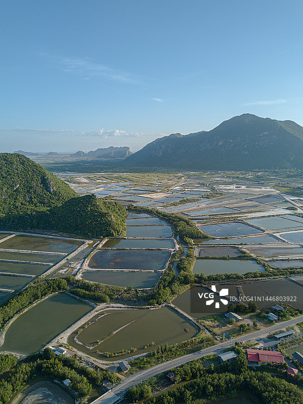 虾和对虾养殖场及周边山脉的美丽景观鸟瞰图图片素材
