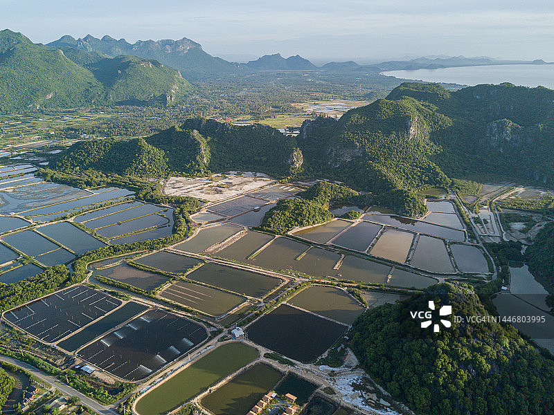虾和对虾养殖场及周边山脉的美丽景观鸟瞰图图片素材