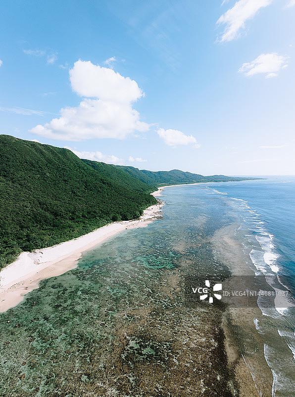 日本冲绳县西表岛海岸线鸟瞰图图片素材