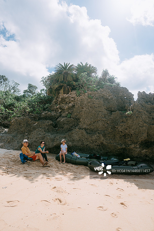 一家人在日本的僻静海滩上享受美好时光图片素材
