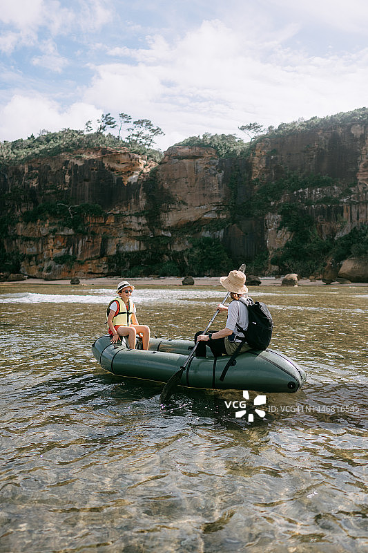 母亲和女儿在西表岛海域划充气筏图片素材
