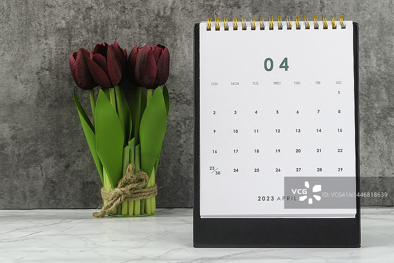 2023年4月桌面日历，木桌手工花卉图片素材