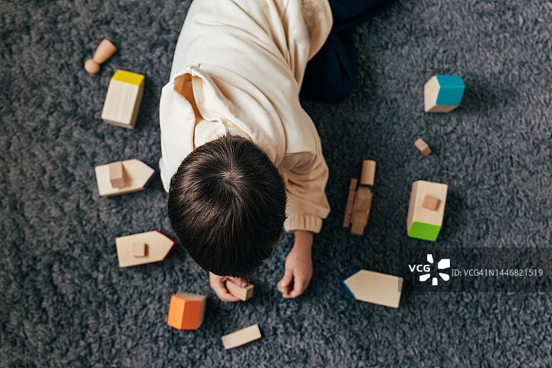 玩木制玩具的小男孩图片素材