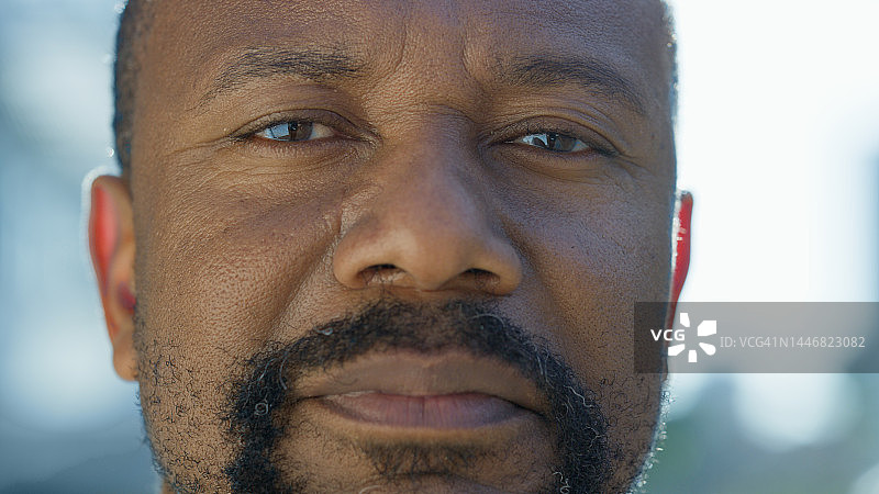 户外黑人特写肖像，面部表情严肃。自豪、自信、坚强的非洲商人在尼日利亚的商务企业中担任领导者图片素材