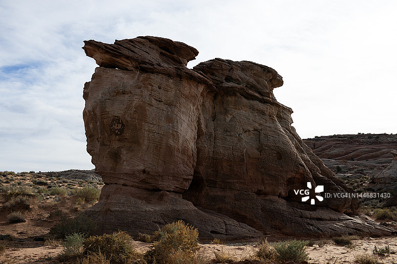 大水附近的砂岩石图片素材