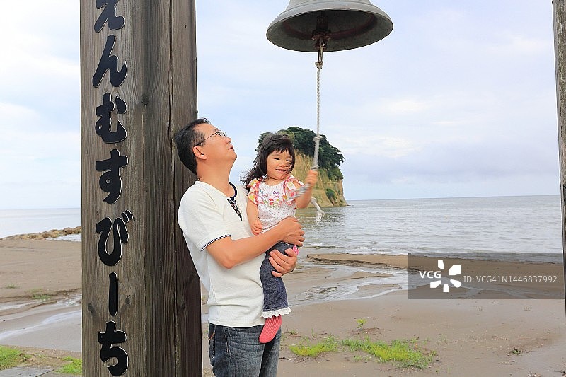 父亲和孩子在石川县能登半岛见附岛图片素材