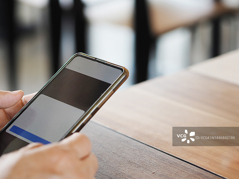 女人手持手机图片素材