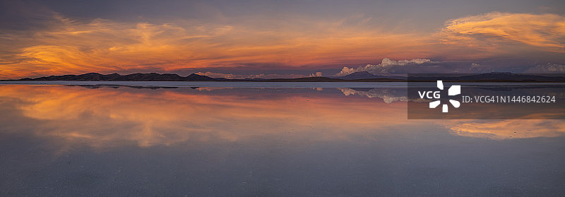 玻利维亚雨季乌尤尼盐湖日落图片素材