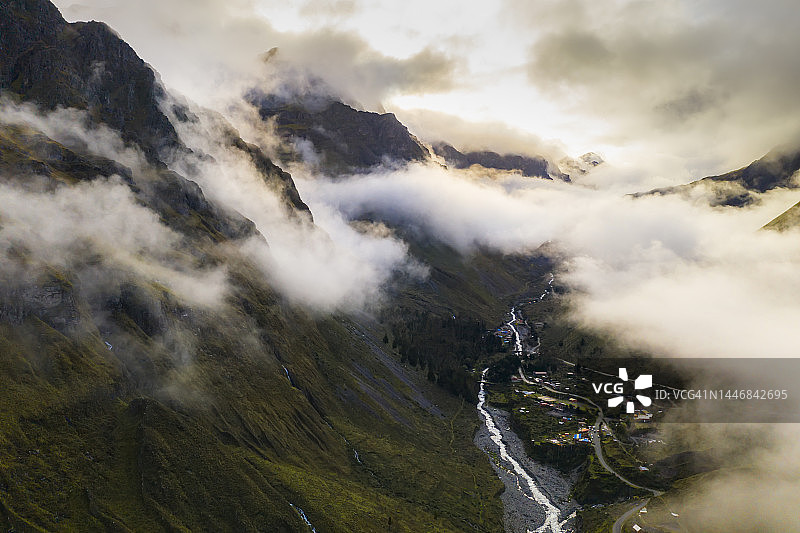 玻利维亚雾山日落航拍图片素材