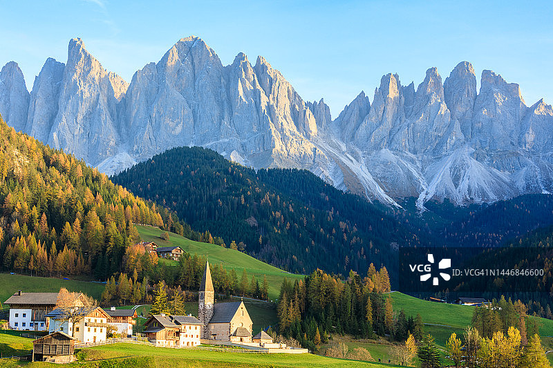 南蒂罗尔富内斯山谷的圣马达莱纳村图片素材