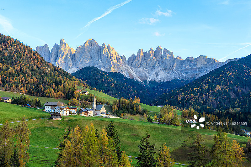 南蒂罗尔富内斯山谷的圣马达莱纳村图片素材