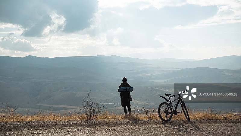 山地自行车手观看风景图片素材