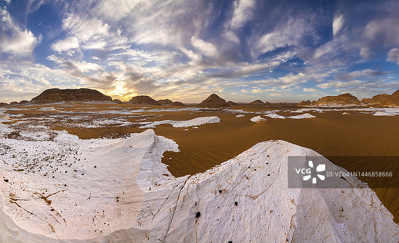 埃及撒哈拉沙漠白色沙漠的日落白垩岩层图片素材