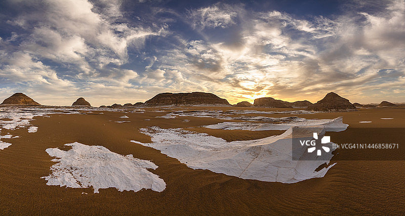 埃及撒哈拉沙漠白色沙漠的日落白垩岩层图片素材