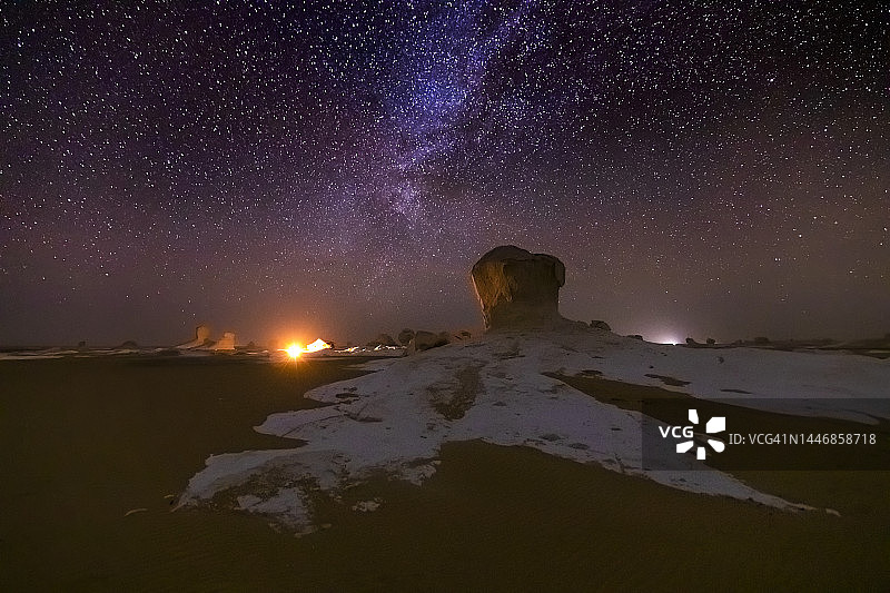 埃及白色沙漠的沙漠景观上美丽的星夜图片素材